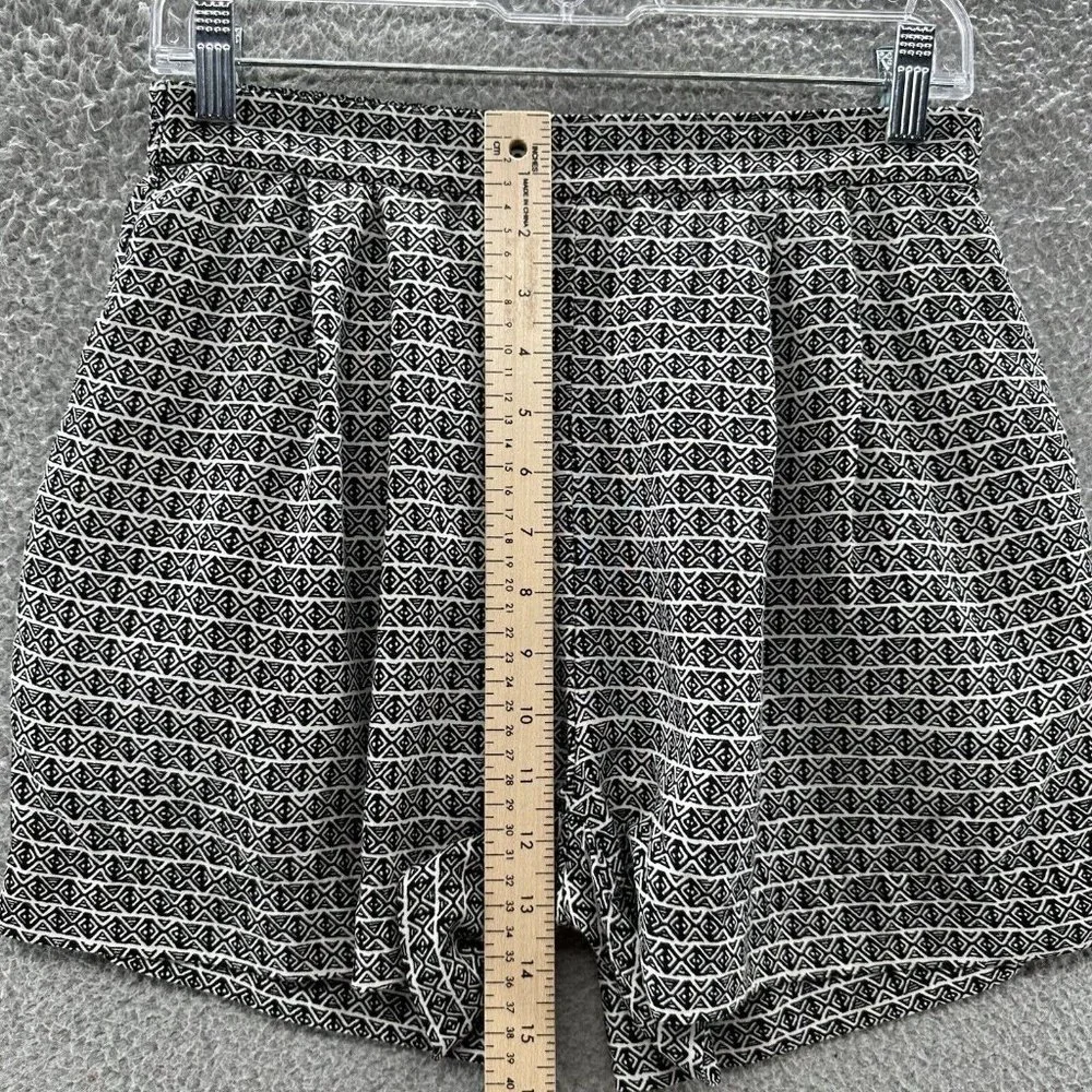 H&M Shorts Women's 8 Black & White Aztec Print Wide Leg Casual Shorts Size‎ 8